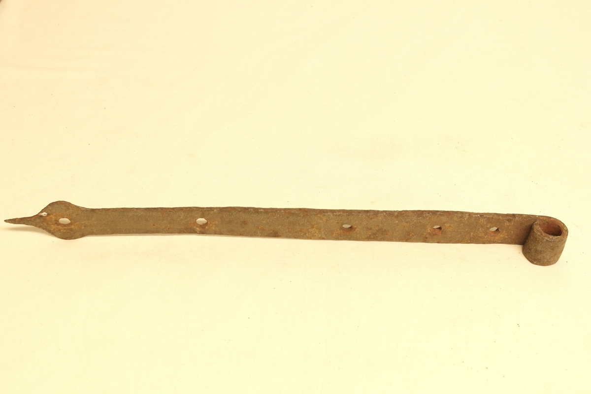 Fem kistehengsler (a-e) i smidd jern.