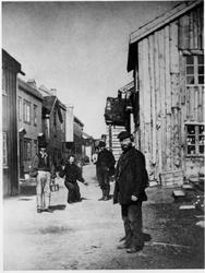 fem menn i sjøgata,den ene lager ablegøyer