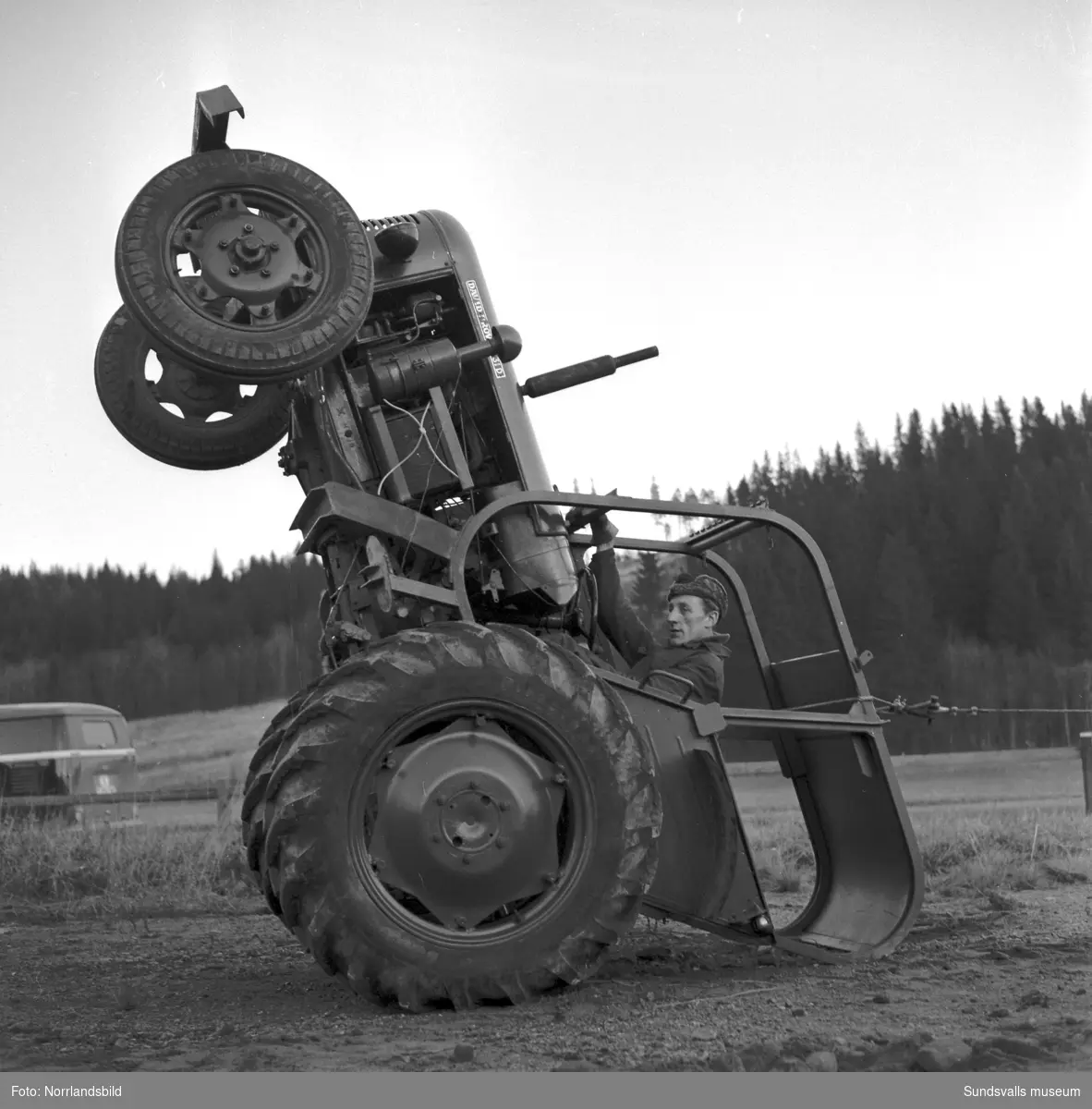 En tippsäker traktor, David Brown 40D, med hytt demonstreras av firma G Nyström AB.
