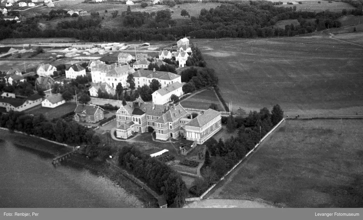 Flyfoto av Levanger, tatt av tenåringen Per Renbjør med sin fars Leica . Her sykehuset og den gamle lærerskolen.