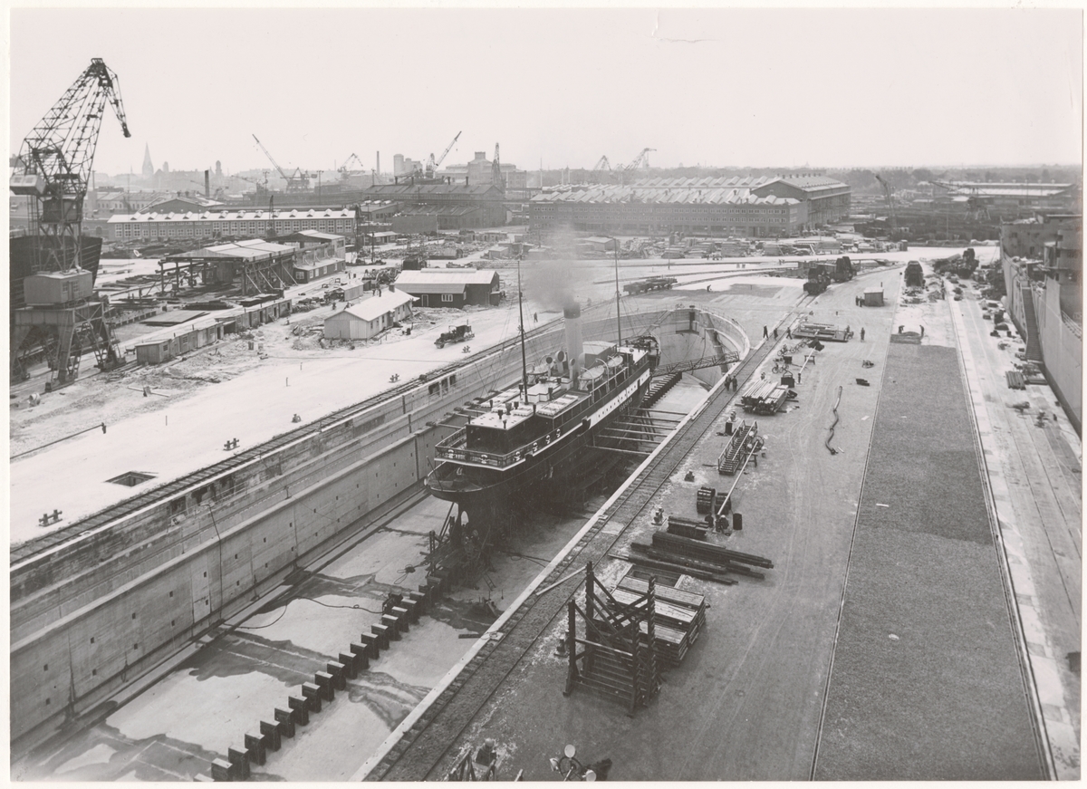 ÖRESUND i docka, 3 sep 1948

Vy över ett parti av varvsområdet på Kockums mekaniska verkstad. I förgrunden passagerarångfartyget Öresund byggt vid varvet 1905 i torrdocka III.