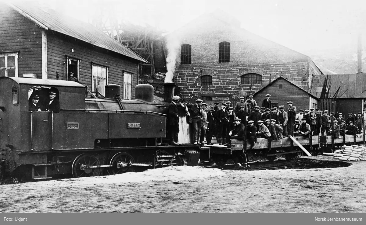 Damplokomotivet SAULO med to stakevogner med arbeidsfolk på Fagerli - det skal være arbeidsvillige under streiken i 1916 som hentes i Fagerli