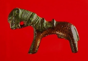 En häst i brons (Freyrshäst) funnen i Karleby, Bockahall, Slöta, nära gånggrift år 1867.
Har i modern tid tolkats som medeltida vikthäst.