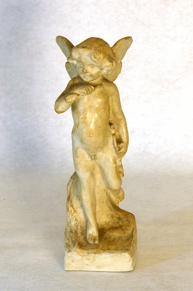 Statyett i gulvit gips föreställande Amor med pil och båge.
