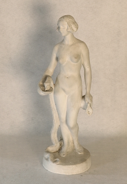 Statyett föreställande kvinna med orm och vattenkanna. Brunnsfigur.
