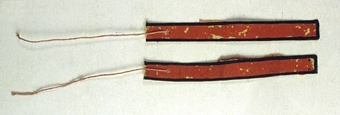 Ett par strumpeband. På rätsidan ett rött ylletyg, det ena skarvat. Banden är kantade med ett svart bomullsband. Mellanlägg av dubbelt gulvitt bomullstyg. Fodrade med grått tyg. Knytband av tunn trikå.




Neg.nr: 1989-04