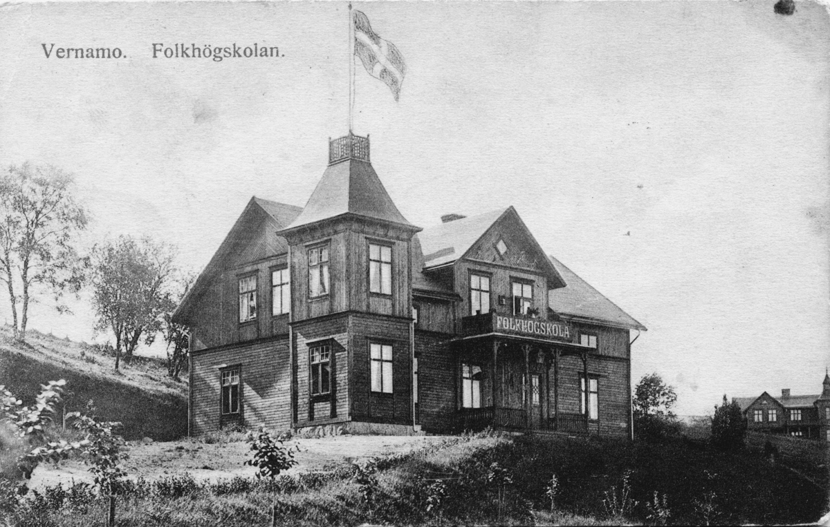 Ett vykort över Folkhögskolan i Värnamo till herr Bror Andersson i Åker, skrivet den 2 januari 1914.