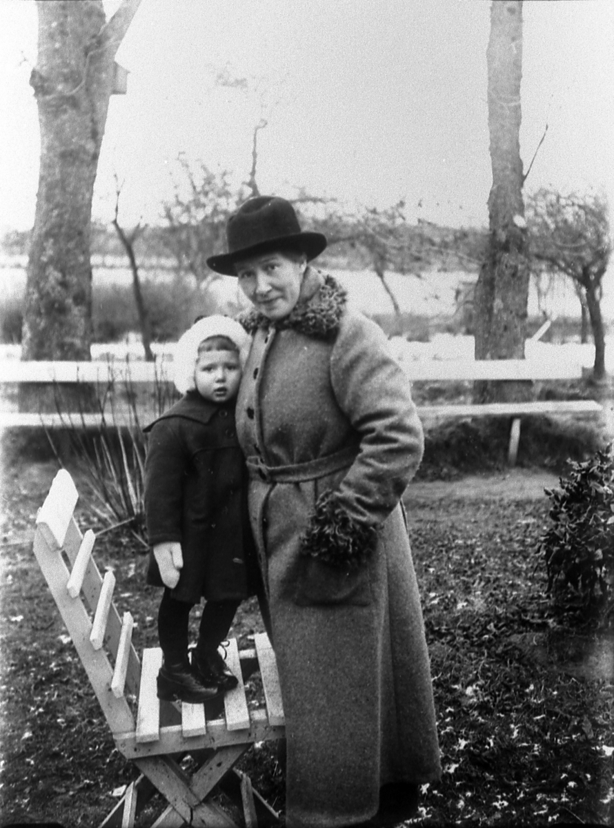 Helga Lindberg, resepredikanten Vilhelm Lindbergs fru, och barn.