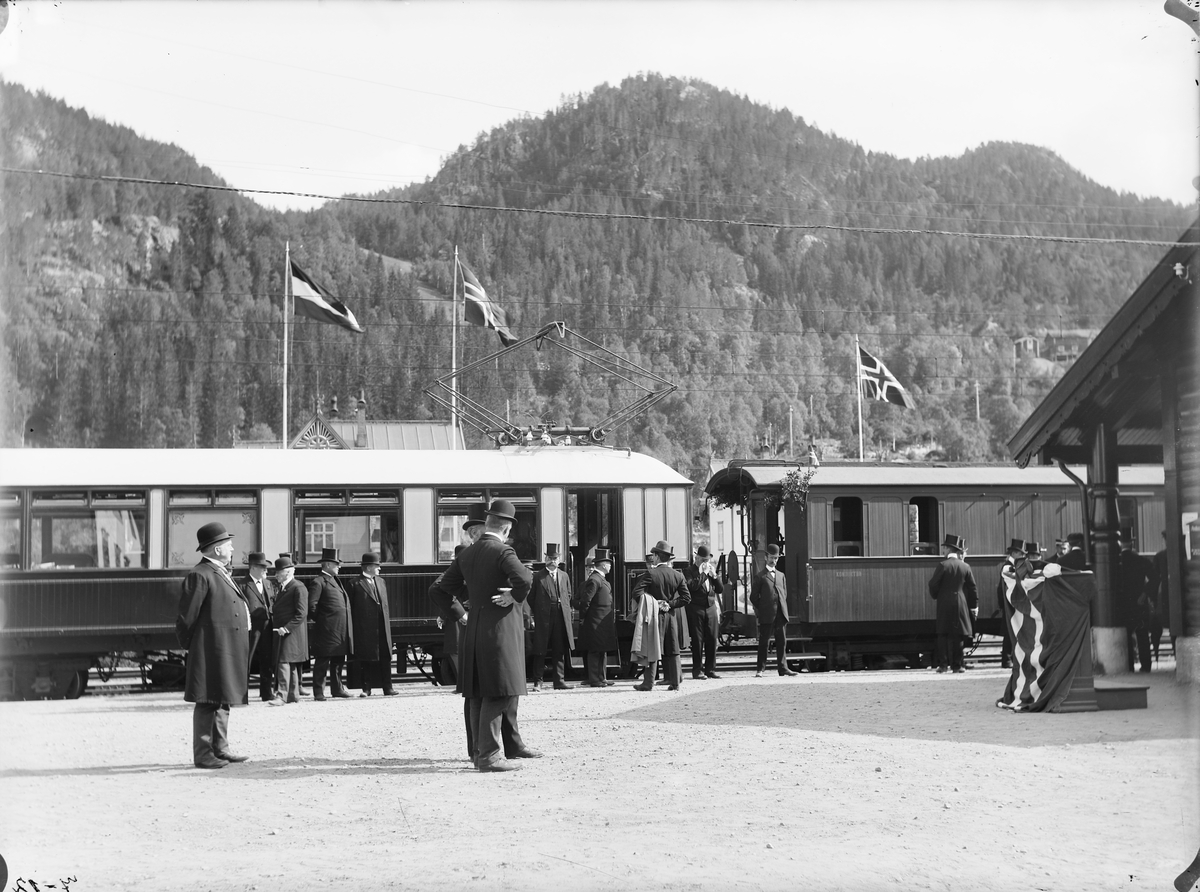 Åpningen av Løkkenbanen. Festdeltagere samlet foran toget.