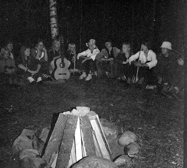 Thure Elgåsen, f. 26/6-1910. d. 6/9-1985. Tivedenkännare, konsthantverkare, scoutledare och hembygdsföreningsman. I övrigt se personarkiv i Västergötlands museum, Skara.