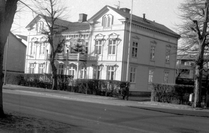 Skara. Hantverksföreningens hus på Gunnar Wennerbergsgatan 9, februari 1991. Bostadshus uppfört 1895 efter ritning av byggmästare F.A. Wahlström. Stadsäga 210.