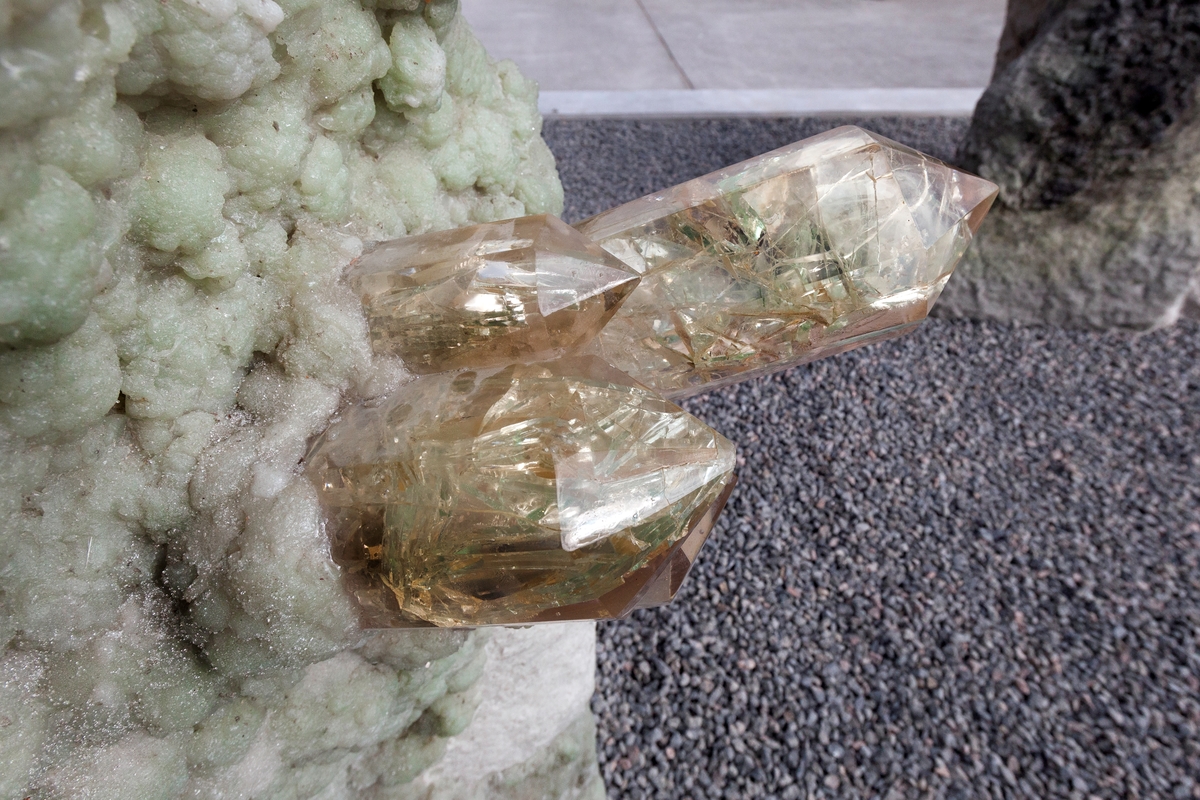 Mineraler og bergarter som er funnet på stedet og brukt i kunstverket:
Gul Limonitt (brunjernstein) med bergkrystall,
Rød Porfyr,
Grønn Prehnitt med kalkspat,
Hvit Porfyr,
Svart Porfyr,
Svart Epidot med bergkrystall