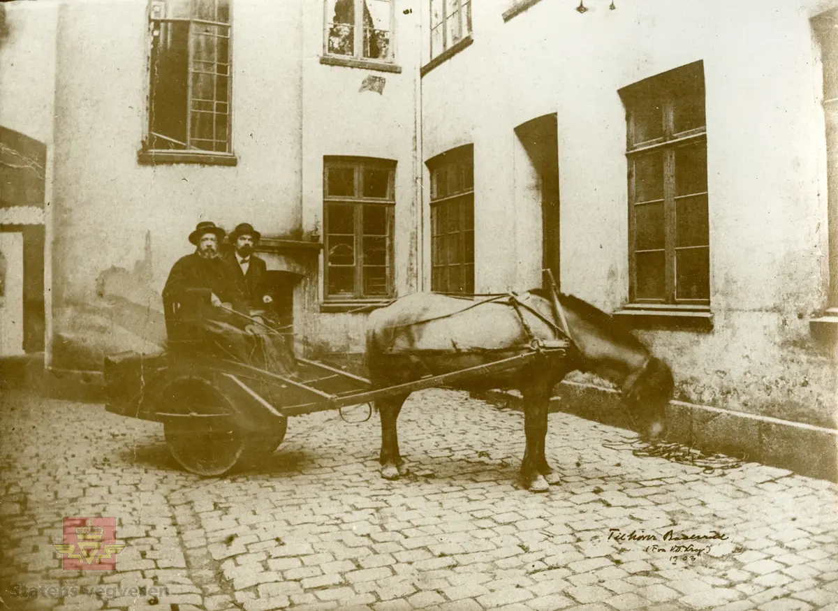 Håndskrevet tekst på framsiden av bildet: "Tilhører Baalsrud (Fra V.D. Krag) 1903." Videre medfølger det håndskrevet tekst til bildet: Sitat: "Krag og Vegdirektør Bergh prøver rullekjerre, bygget for billige veger." Bildet viser presentasjon av rullekjerren, som skulle bli det nye kjøretøyet for høyfjellsvegene, men ikke ble noen suksess.
Et eget Vegdirektorat kom først i 1964, og Christian Wilhelm Berg var den første vegdirektør i perioden 1864 - 1873.
Etterfulgt av  Hans Hagerup Krag i 1874 - 1903,  Johan Christian Skougaard 1903 - 1918 og Andreas Baalsrud i perioden 1919 - 1945. 
 2) Vegdirektør Christian Wilhelm Bergh.  3) Vegdirektør Hans Hagerup Krag.  4) Vegdirektør Johan Christian Skougaard. 5) Vegdirektør Andreas Baalsrud. Se vedlegg i nedlastinger for mer informasjon.