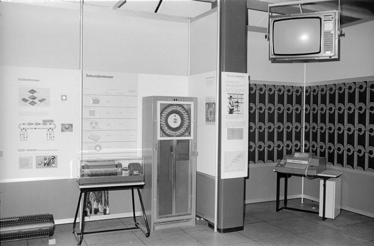 Dokumentation från Tekniska museets DATA-avdelning 1979. På bilden Facits karusellminne ECM-64 som ingick i "TRASK" (TM39138) samt Honeywells-Bull:s  "ITY 33" (TM39450).