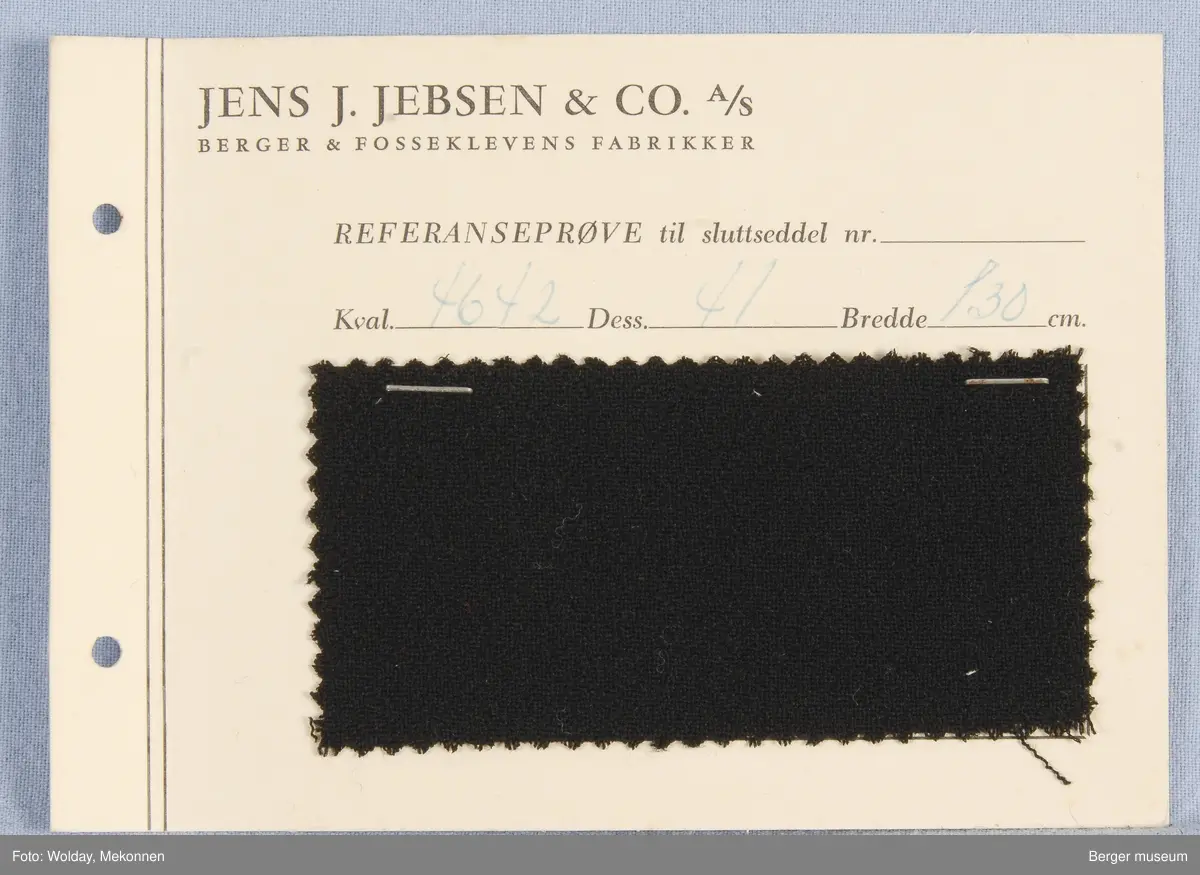 Mappe med 13 prøver.
Kjolestoff kamgarn.
Stykkfarget
Kvalitet: 4642
