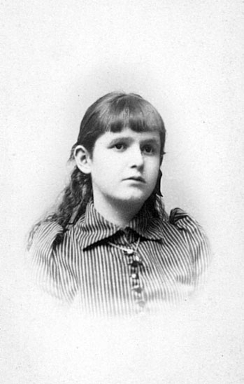 Helga Bergström. 
Född 1878 i Skara.
Dotter till byggmästare Damianus Fredrik Bergström och hans maka Emelie f. Beronius.
