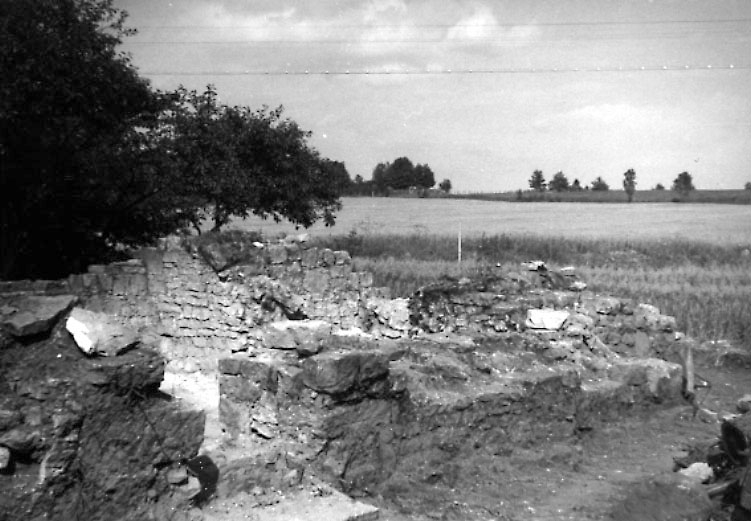 2000-11-17, AS. Ruinen av en romansk stenkyrka från 1100-talet, Överkyrke kallad, med torn och smalare rakslutet kor. Ruinen undersöktes 1955.