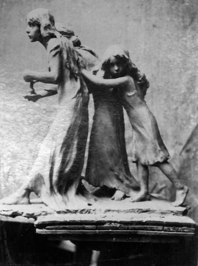 "De Spökrädda", "Den förbjudna frukten".
Agnes de Frumeries samling. Danderyd. SA 35. 11. Foton.

Samma som B145142:182.

Efter utbildning vid Konstakademien studerade Agnes de Frumerie för bl.a. Rodin i Paris. Hon utförde främst skulpturer och porträttbyster samt arbetade med möbeldesign och konsthantverk, b la vaser och fat i glasemalj.