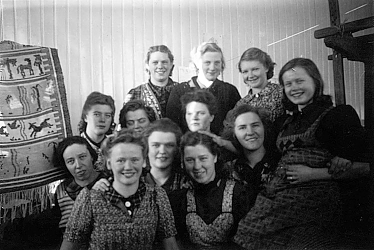 Elsa Eriksson med kurskamrater på vävkurs i Skolan, Bolum på 1940-talet.
Ingeborg Andersson, Inez Svensson, Essie Jakobsson.