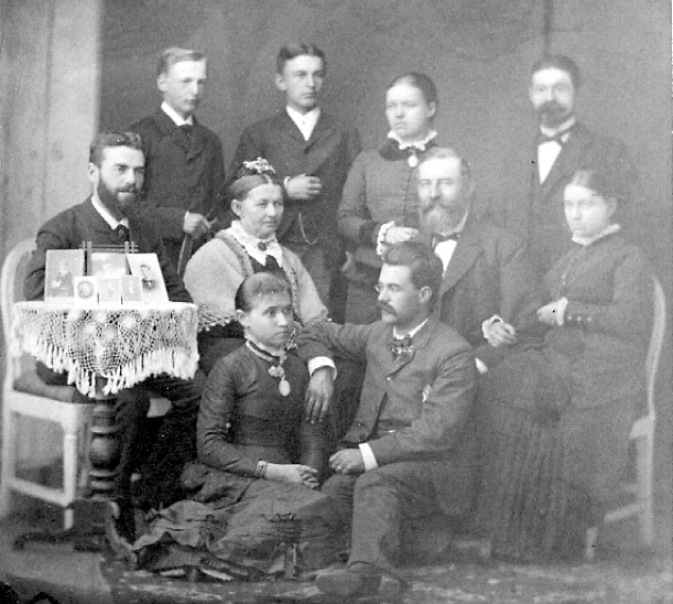 Övre raden:Yngve, Sten, Ellen, Robert, sittande: Gustaf, Mor och Far, Mathilda samt Jessie och Ernst Sjöstedt. Hjo år 1883.