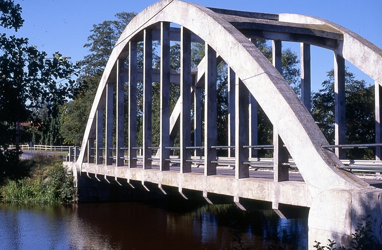Bro över ån Tidan vid Bällefors.
Bron är numera riven.