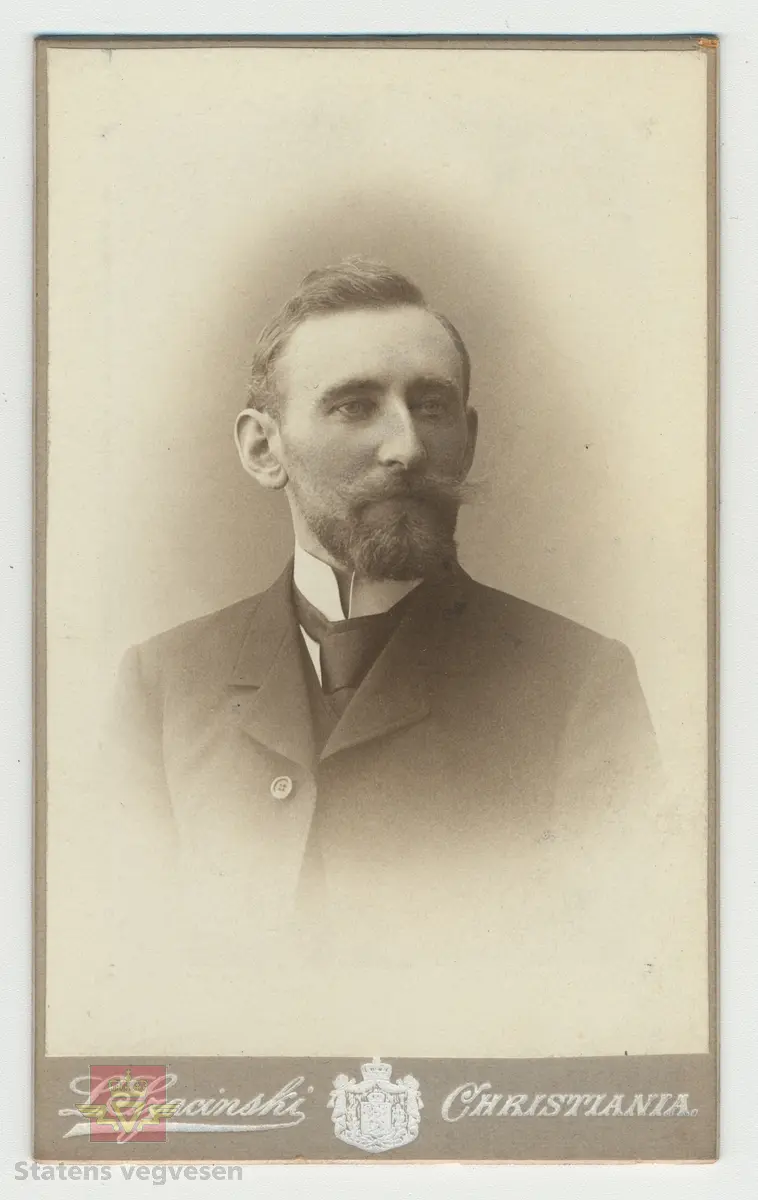 Håndskrevet tekst på framsiden av bildet: "Tilhører Baalsrud (Fra V.D. Krag) 1903." Videre medfølger det håndskrevet tekst til bildet: Sitat: "Krag og Vegdirektør Bergh prøver rullekjerre, bygget for billige veger." Bildet viser presentasjon av rullekjerren, som skulle bli det nye kjøretøyet for høyfjellsvegene, men ikke ble noen suksess.
Et eget Vegdirektorat kom først i 1964, og Christian Wilhelm Berg var den første vegdirektør i perioden 1864 - 1873.
Etterfulgt av  Hans Hagerup Krag i 1874 - 1903,  Johan Christian Skougaard 1903 - 1918 og Andreas Baalsrud i perioden 1919 - 1945. 
 2) Vegdirektør Christian Wilhelm Bergh.  3) Vegdirektør Hans Hagerup Krag.  4) Vegdirektør Johan Christian Skougaard. 5) Vegdirektør Andreas Baalsrud. Se vedlegg i nedlastinger for mer informasjon.