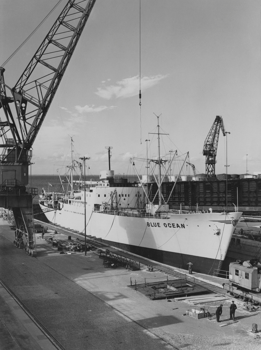 Lastmotorfartyget Blue Ocean byggt vid varvet 1946 i torrdocka.