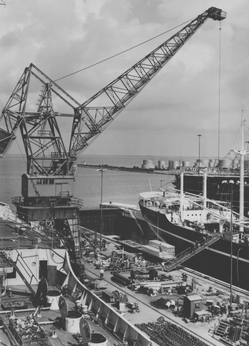 Bild från varvsområdet med fartyg under byggnad.