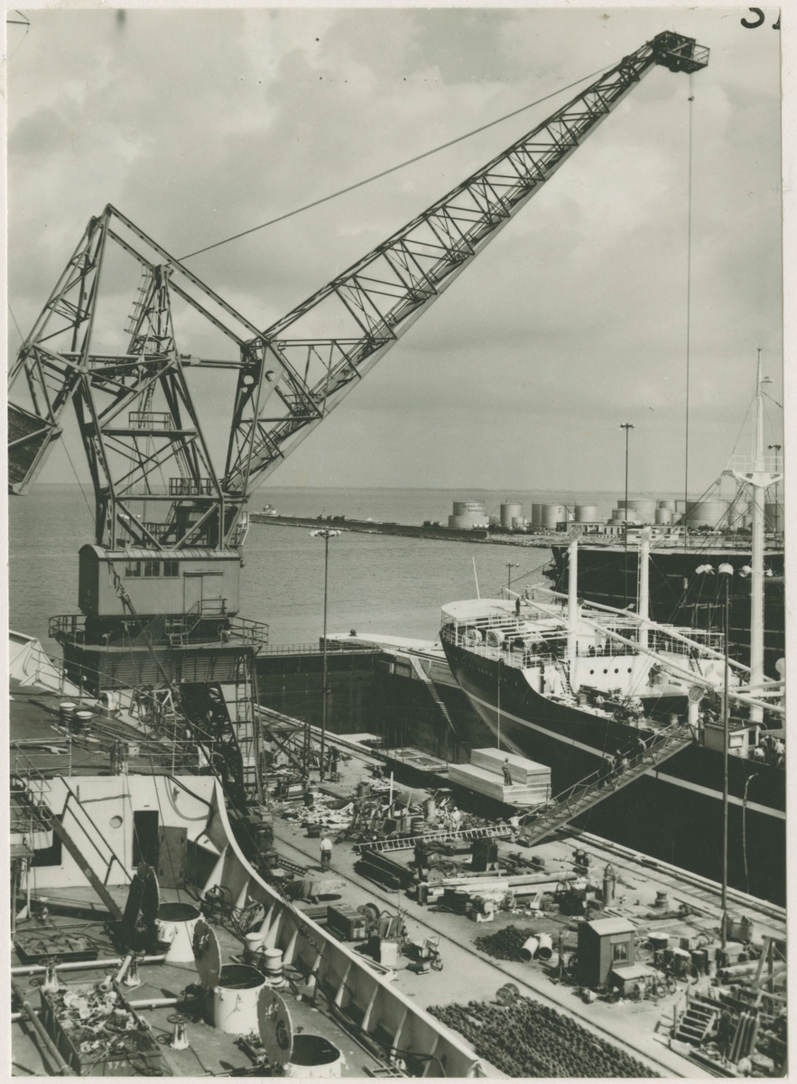 Bild från varvsområdet med fartyg under byggnad.