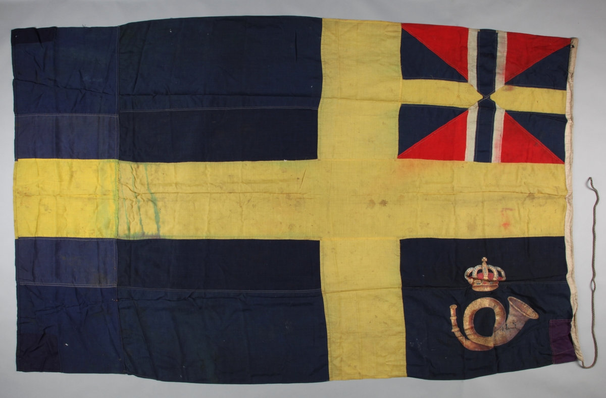 Svensk postflagg m. unionsflagg og i nedre venstre firkant ved stangen et posthorn.