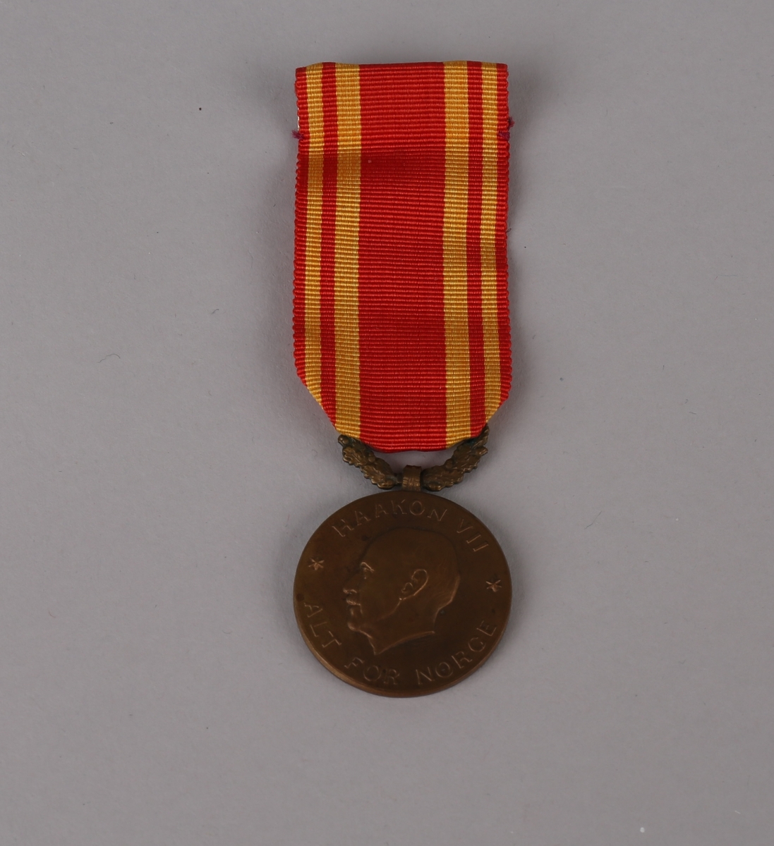 Medalje med relieff av Kong Haakon VII i profil