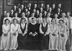 Gruppebilde, personer, klær, kirke.