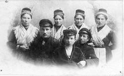 Gruppeportrett i halvfigur av syv unge kvinner og menn, de f