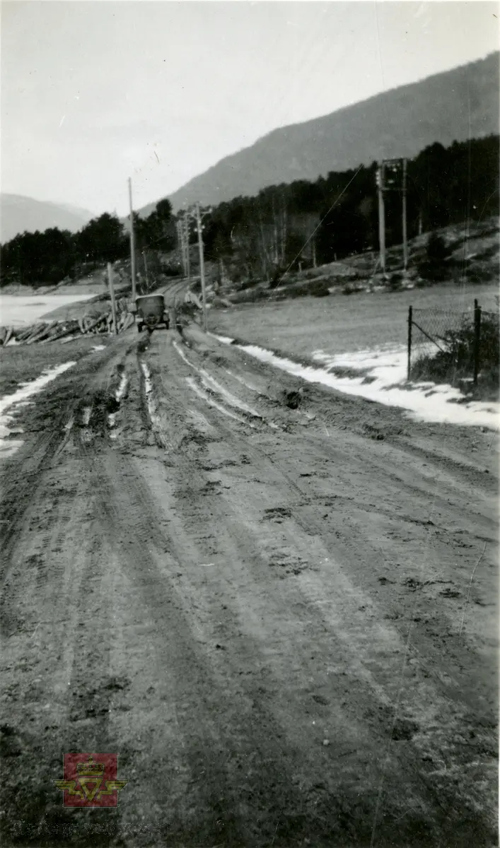 Teleløsning. Bilde 1: Overgang fra ny veg til gammel veg ved Grenna, Bygland 1. april 1930.  I 1929 tilhører denne bilen lensmann Aa. Haugan i Bygland. En Ford med kjennetegn I-2530. Bilde 2: Ved Neset, Bygland, 1. april 1930.  Bilde 3: Ved Grenna, Bygland 1. april 1930. Bilde 4: Ved Rakkenes, Bygland 1. april 1930. Bilde 5: Ved Nils Tønnesen ovenfor Langerak, Bygland 1. april 1930.