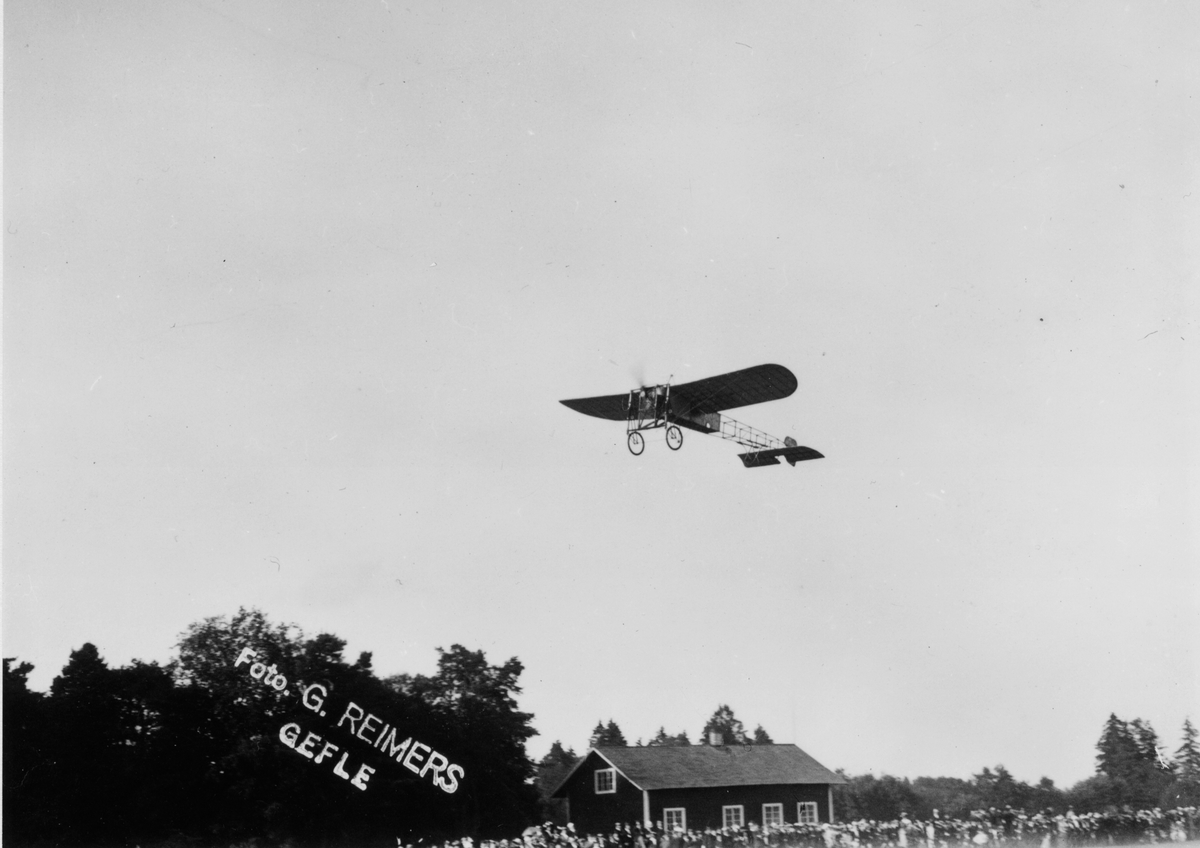 Flyguppvisning vid exersisfältet I 14 Kungsbäck.
Flygaren är troligen Carl Cederström och hans flyguppvisning fredagen den 14 och söndagen den 16 juli 1911.