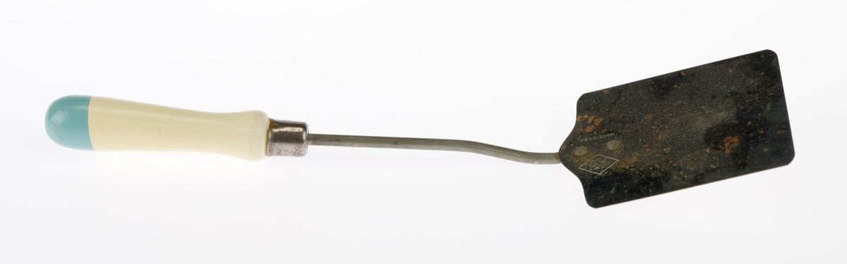 Et sett med kjøkkenredskaper som ligger i en skuff. Gjenstandene er undernummerert 01-06.
FTT.54455.01: En skuff av tre som er hjemmesnekret. Den er firkantet og har kanter som står opp på sidene og i bakkant. 
FTT.54455.02: En hjulvisp laget av metall og håndtak av tre. Håndtaket er malt hvitt mens tuppen er malt blå. Hjulvispen er som en ordentlig visp, bare mindre i størrelse. Man kan vispe med den.
FTT.54455.03: En steikespade laget av metall og håndtak av tre. Spaden har et firkantet og bredt hode. Mellom hodet og håndtaket er det en rund metallstang. Håndtaket er malt hvitt mens tuppen er malt blå.
FTT.54455.04: En potetskreller laget av metall og håndtak av tre. "Skrelldelen" har en tagget side og en glatt side. På midten er det et avlang hull for potetskrellet. Håndtaket er malt hvitt mens tuppen er malt blå.
FTT.54455.05: En øse laget av metall og håndtak av tre. Øsehodet er rundt. Mellom hodet og håndtaket er det en rund metallstang. Håndtaket er malt hvitt mens tuppen er malt blå.
FTT.54455.06: En stor skje laget av metall og håndtak av tre. Skjeen har ovalt hode med avlange hull i. Mellom hodet og håndtaket er det en rund metallstang. Håndtaket er malt hvitt mens tuppen er malt blå.