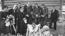 Begravelse, personer, klær, kiste, lik, bårebuketter. 
Begr