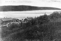 Gard liggende nede ved Osensjøen; Strandby, S. Osen. Mennesk