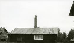 Lita stue (hus) m/høy murpipe. Ørjungården, Sollerön, Sverig