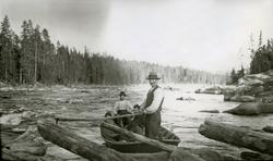 Fire fløtere i båt ved Gofafossen (Sør-Trysil). Fra venstre 