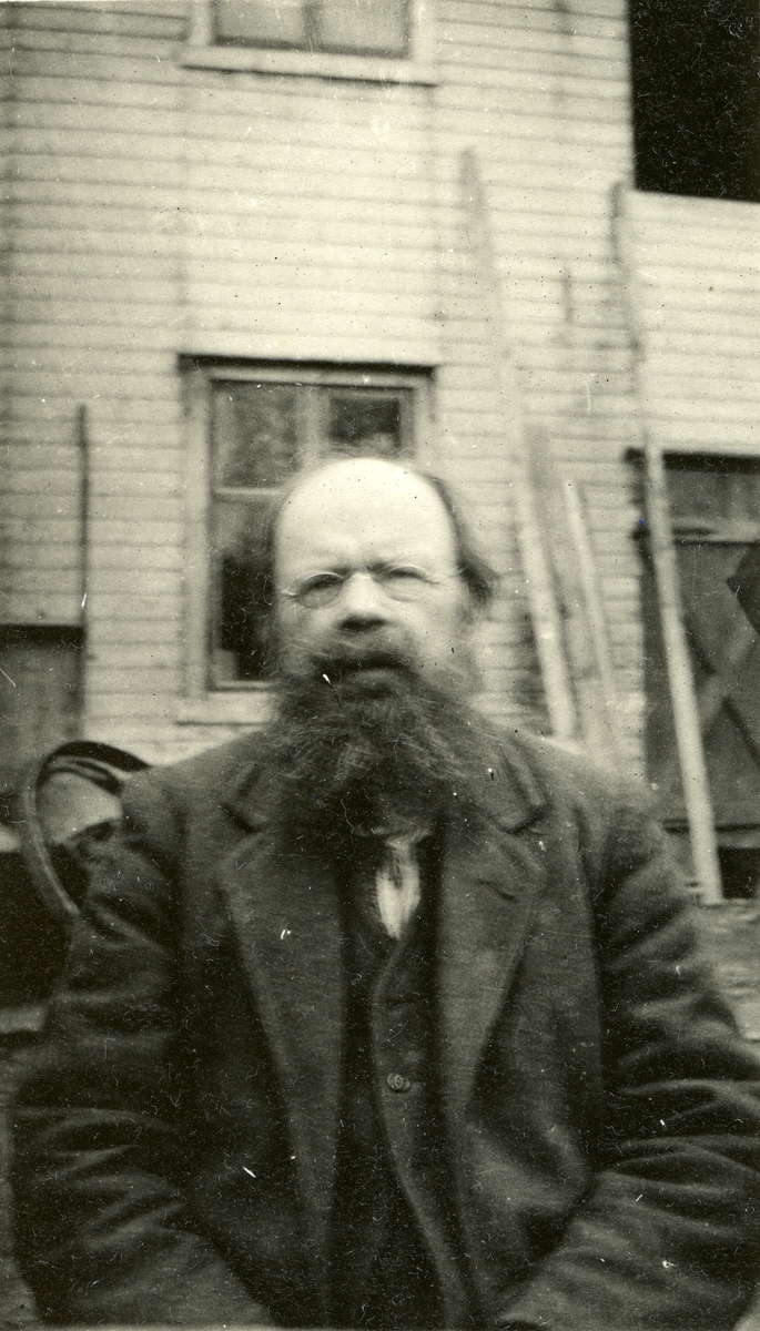 Mann, Anders Bast (4/5 1846 - 19/9 1919) 
Bildet er sannsynligvis tatt utenfor Arneborg, Innbygda, hvor han bodde fra 1904.