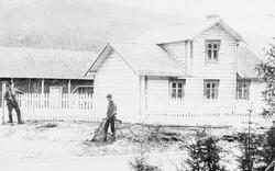 Bolighus, skigard, personer, sykkel.