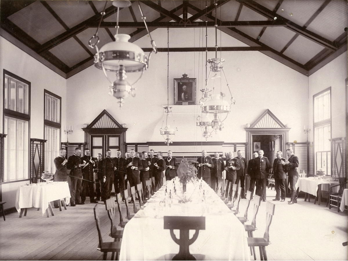 Grupporträtt av officerare vid Hälsinge regemente I 14 på officersmässen i Mohed 1899.