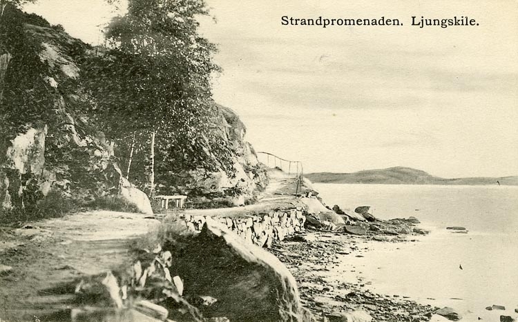 Enligt Bengt Lundins noteringar: "Ljungskile. Strandpromenaden till Lyckorna".