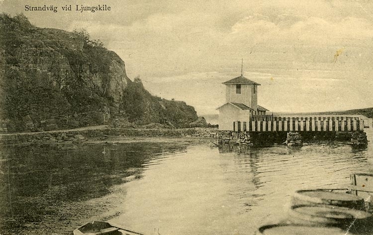Enligt Bengt Lundins noteringar: "Strandvägen vid Ljungskile. Ga Kallbadhuset".