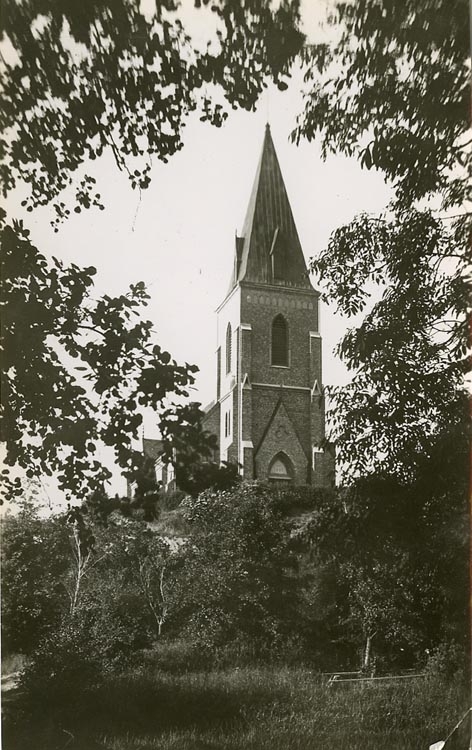 Enligt Bengt Lundins noteringar: "Ljungs kyrka mellan träden".
