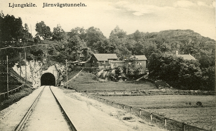Enligt Bengt Lundins noteringar: "Ljungskile. Järnvägstunneln. Från norr med Anneberg".