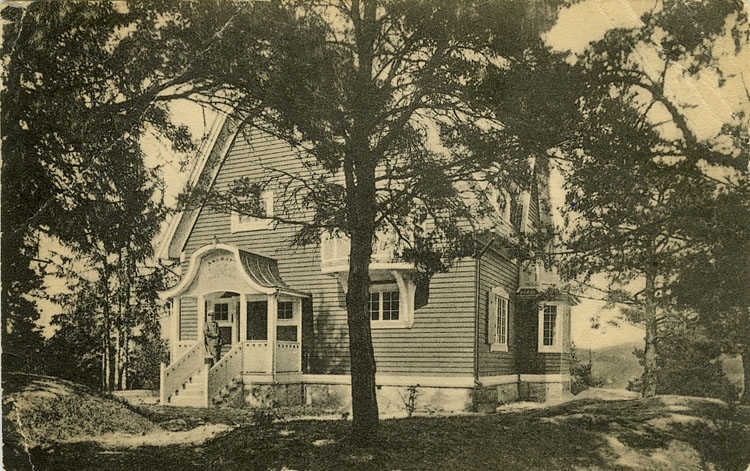 Enligt Bengt Lundins noteringar: "Bergsgården. Huset byggdes 1906 åt Viktor Kullgren direktör för "Kullgrens Enka".
