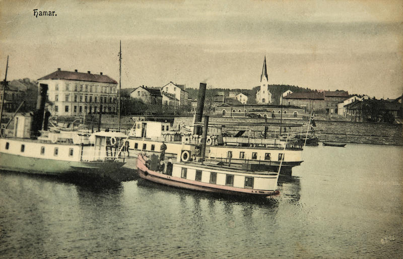 Mjøsfergene "Skreia", "Bundefjord" og "Hamar" ligger til kai ved Hamar brygge.