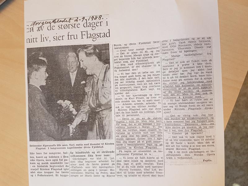 En avisartikkel om Kirsten Flagstads første dager som operasjef. Avisartikkelen er datert september 1958 og handler om stabens første møte med operasjefen.